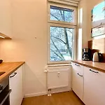 'die Welle', Netflix, Sonos, Zentral Nahe Helios Klinik Und Messe Duesseldorf קרפלד