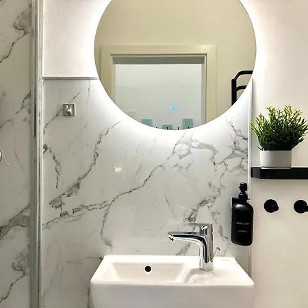 'die Welle', Netflix, Sonos, Zentral Nahe Helios Klinik Und Messe Duesseldorf *