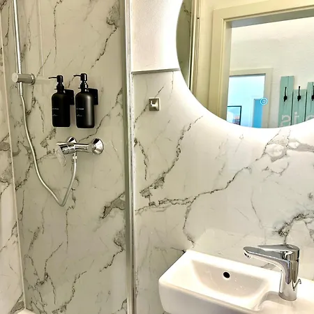 'die Welle', Netflix, Sonos, Zentral Nahe Helios Klinik Und Messe Duesseldorf *