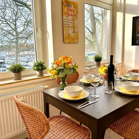 'die Welle', Netflix, Sonos, Zentral Nahe Helios Klinik Und Messe Duesseldorf *